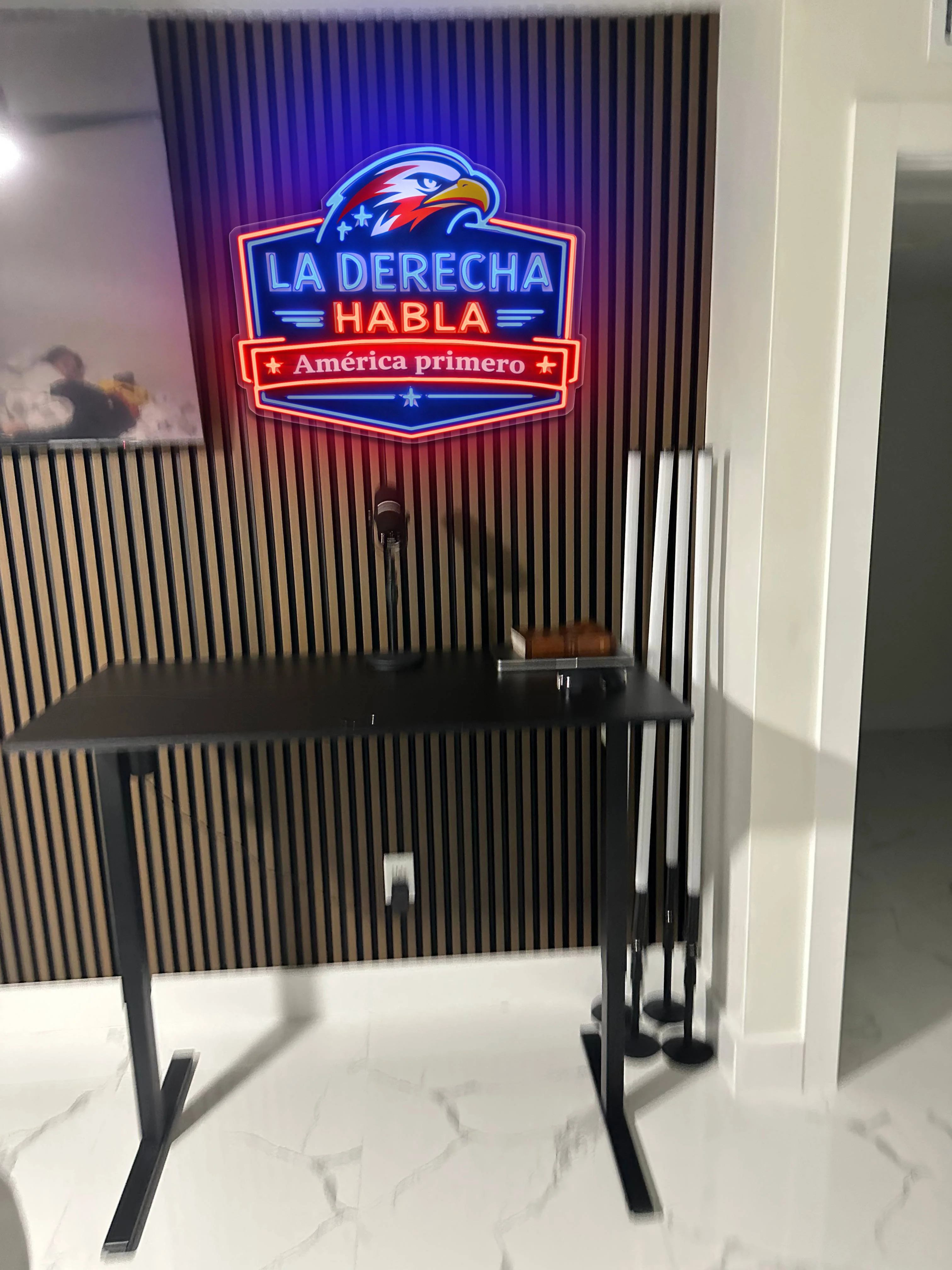 La Derecha Habla - Premium Neon Artwork